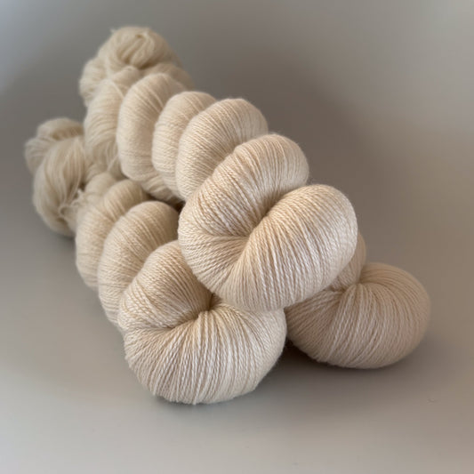 Merino Silk Lace / Natural White (ufarvet)