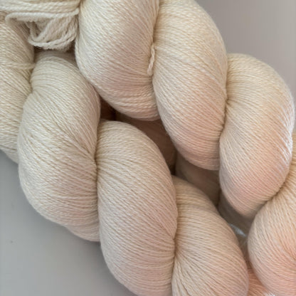 Merino Silk Lace / Natural White (ufarvet)