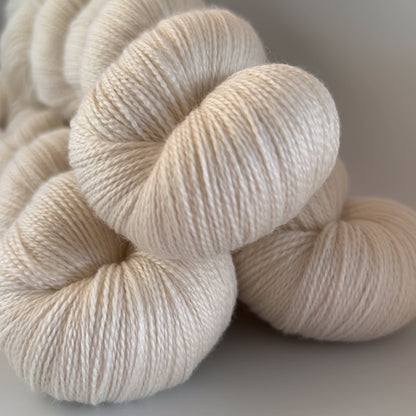 Merino Silk Lace / Natural White (ufarvet)